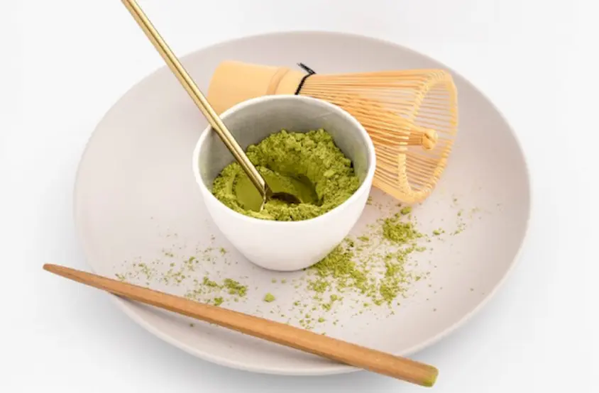 Un bowl con Matcha verde